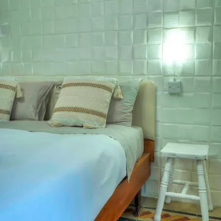 Charming One Bedroom, Sea View Balcony, Center. Appartement