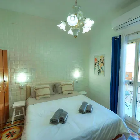 Charming One Bedroom, Sea View Balcony, Center. Appartement