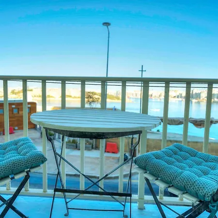 Appartement Charming One Bedroom, Sea View Balcony, Center.