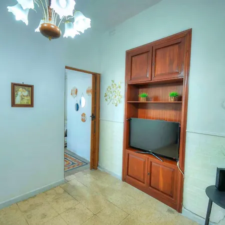 Charming One Bedroom, Sea View Balcony, Center.