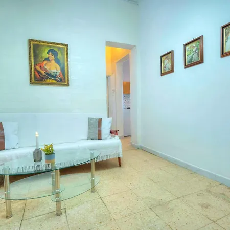 Apartmán Charming One Bedroom, Sea View Balcony, Center.