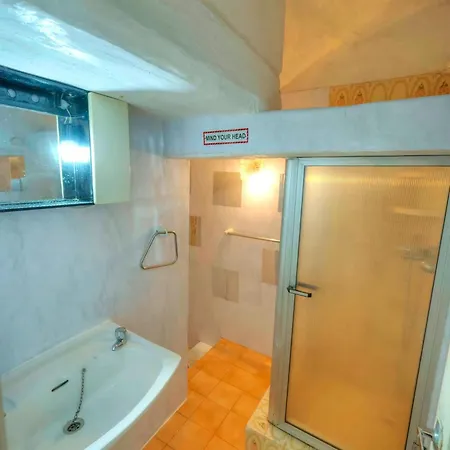 Apartmán Charming One Bedroom, Sea View Balcony, Center.