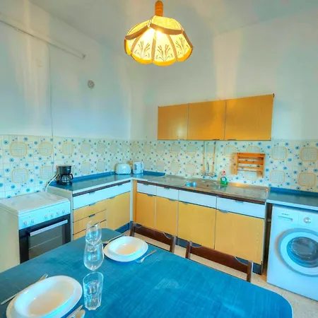 Apartment Charming One Bedroom, Sea View Balcony, Center. *