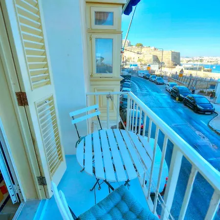Charming One Bedroom, Sea View Balcony, Center. Lägenhet Valletta