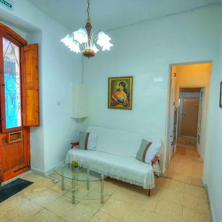 Charming One Bedroom, Sea View Balcony, Center. Apartmán *